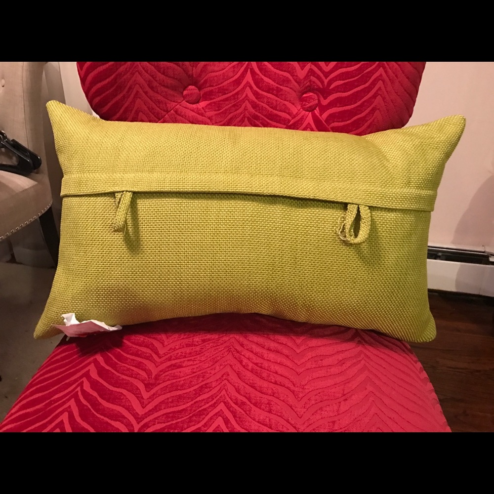 New pillow HOME GOODS never used missing buttons
